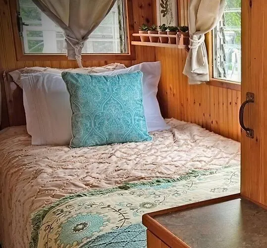 Botel Vintage Minnow For 2 Houseboat Savanna