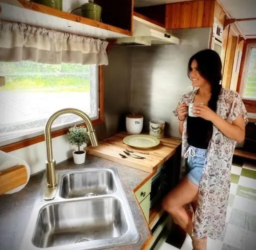 Botel Vintage Minnow For 2 Houseboat Savanna